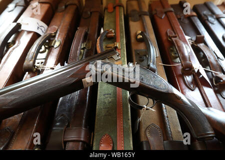 Un espulsore di sidelock a trigger singolo a 12 fori sopra e sotto la pistola di J.Purdey & Son (stimato a £55000-£65000) si trova su casse di pistola, davanti all'asta annuale di Gavin Gardiner Ltd di pistole sportive moderne e vintage al Gleneagles Hotel. Foto Stock