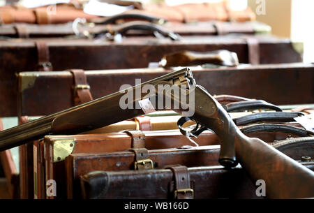 Un espulsore di sidelock a trigger singolo a 12 fori sopra e sotto la pistola di J.Purdey & Son (stimato a £55000-£65000) si trova su casse di pistola, davanti all'asta annuale di Gavin Gardiner Ltd di pistole sportive moderne e vintage al Gleneagles Hotel. Foto Stock