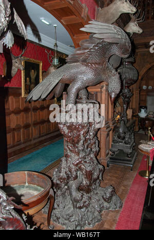 Magnifica Lifesize in legno scolpito la figura di scimmia filippina mangiare Eagle antica antica statua carving Pithecophaga jefferyi uccello nazionale Kinloch Foto Stock