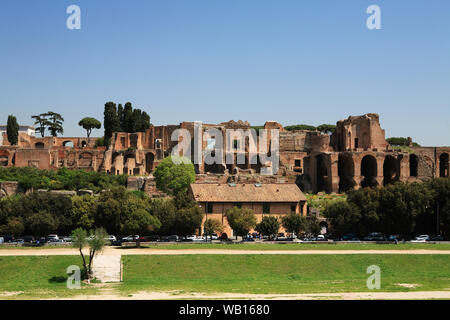 Circo Massimo nella Roma antica dove chariot gare si sono svolte con il Palatino in background, tra cui il palazzo imperiale dell'Imperatore Augusto. Foto Stock