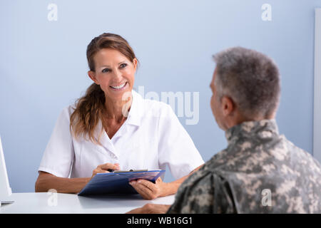 Soldato dell'esercito durante la sessione a Doctor's Clinic Foto Stock