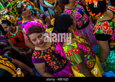 Donne messicane di zapoteco origine, indossando il tradizionale Tehuana abito, per prendere parte al festival in Juchitán de Zaragoza, Messico. Foto Stock