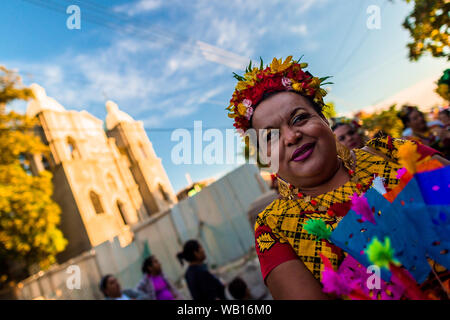 Un messicano "muxe" (tipicamente, un uomo omosessuale indossando abiti femminili) prende parte al festival in Juchitán de Zaragoza, Messico. Foto Stock