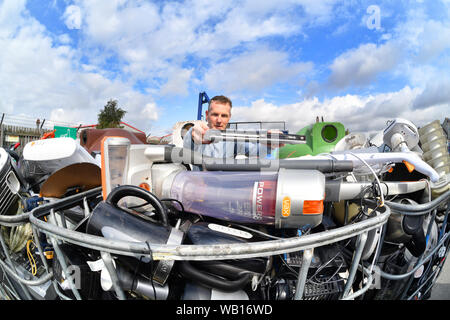 L'uomo lasciando apparecchio elettrico (RAEE) di riciclo al consiglio di riciclaggio domestico Centre Regno Unito Foto Stock