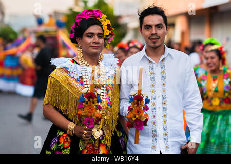 Un messicano "muxe" (tipicamente, un uomo omosessuale indossando abiti femminili) prende parte al festival in Juchitán de Zaragoza, Messico. Foto Stock