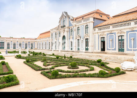 Bellissimo Parco nel cortile del palazzo nazionale di Queluz, Lisbona, Portogallo Foto Stock