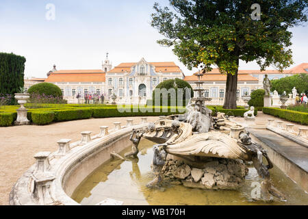 Fontana di Nettuno nel bellissimo parco nel cortile del palazzo nazionale di Queluz, Lisbona, Portogallo Foto Stock