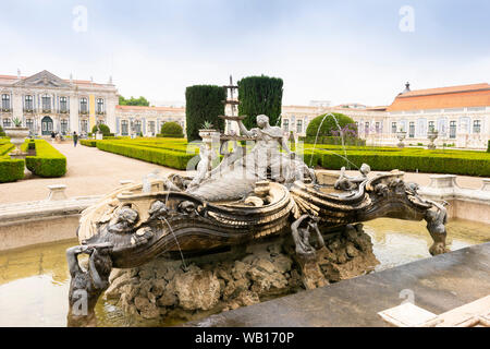 Fontana di Nettuno nel bellissimo parco nel cortile del palazzo nazionale di Queluz, Lisbona, Portogallo Foto Stock