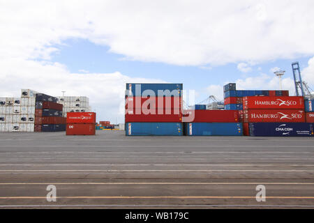 Contenitori impilati nel porto di Auckland in Nuova Zelanda Foto Stock