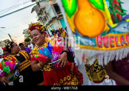 Un messicano "muxe" (tipicamente, un uomo omosessuale indossando abiti femminili) prende parte al festival in Juchitán de Zaragoza, Messico. Foto Stock