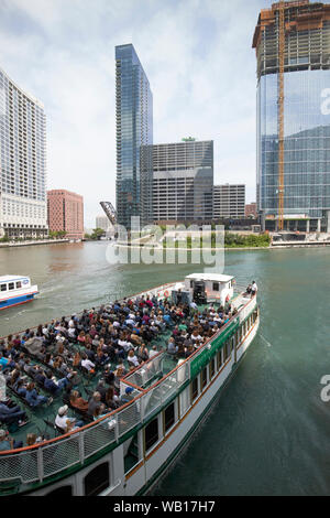 Architettura di chicago tour in barca passando Wolf Point sul fiume di Chicago downtown Chicago in Illinois negli Stati Uniti d'America Foto Stock