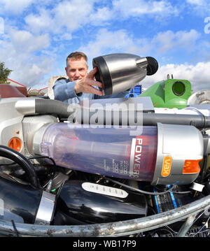 L'uomo lasciando apparecchio elettrico rotto bollitore (RAEE) di riciclo al consiglio di riciclaggio domestico Centre Regno Unito Foto Stock