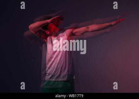 Ritratto di un giovane hip hop dancer uomo che fa una fresca pongono. La doppia esposizione foto Foto Stock