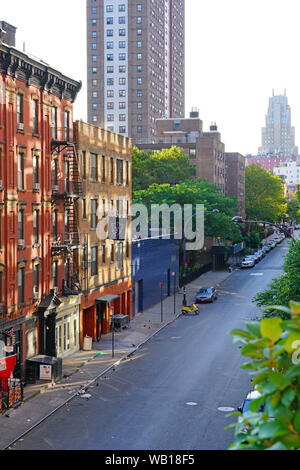 NEW YORK CITY, NY -11 agosto 2019- Vista della linea alta, un elevato verde parco urbano che corre lungo il vecchio tracciato ferroviario linee nella parte inferiore di Manhattan, New York ci Foto Stock