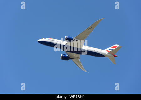 British Airways Boeing 787 Dreamliner decollo dall'aeroporto di Heathrow, Hounslow, Greater London, England, Regno Unito Foto Stock