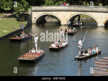 Cambridge, Regno Unito. Il 23 agosto 2019. Tourist Godetevi un punt escursione lungo il fiume Cam in Cambridge, come le temperature sono impostati per colpire 30 gradi durante il fine settimana. Foto Stock