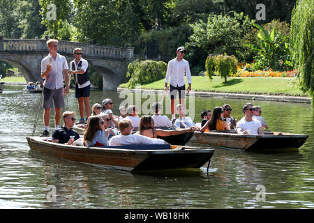 Cambridge, Regno Unito. Il 23 agosto 2019. Tourist Godetevi un punt escursione lungo il fiume Cam in Cambridge, come le temperature sono impostati per colpire 30 gradi durante il fine settimana. Foto Stock