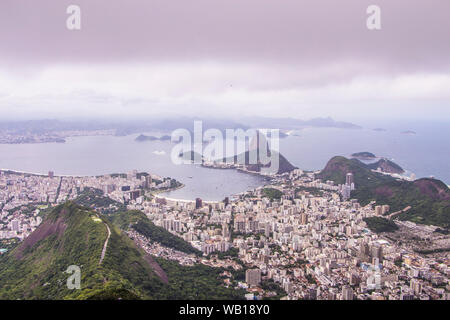 Vista della città di Rio de Janeiro del Monte Corcovado (Cristo Redentore) - Rio de Janeiro, Brasile Foto Stock