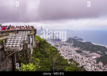 Vista della città di Rio de Janeiro del Monte Corcovado (Cristo Redentore), Rio de Janeiro, Brasile Foto Stock