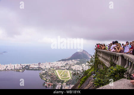 Vista della città di Rio de Janeiro del Monte Corcovado (Cristo Redentore), Rio de Janeiro, Brasile Foto Stock