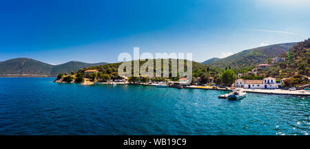 Grecia, il Mare Egeo, Pagasetic Gulf, Penisola Pelion, veduta aerea del villaggio di pescatori e la baia di Kottes Foto Stock