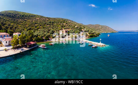 Grecia, il Mare Egeo, Pagasetic Gulf, Penisola Pelion, veduta aerea del villaggio di pescatori e la baia di Kottes Foto Stock