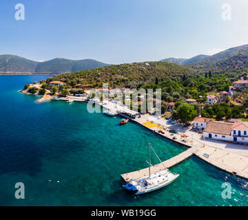 Grecia, il Mare Egeo, Pagasetic Gulf, Penisola Pelion, veduta aerea del villaggio di pescatori e la baia di Kottes Foto Stock