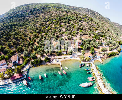 Grecia, il Mare Egeo, Pagasetic Gulf, Penisola Pelion, veduta aerea del villaggio di pescatori e la baia di Kottes Foto Stock