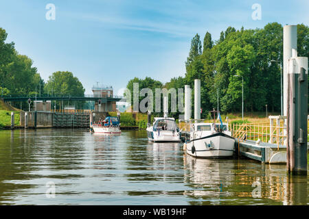 Paesi Bassi, Limburg, Osen, fiume Mosa, in attesa di imbarcazione a motore Foto Stock