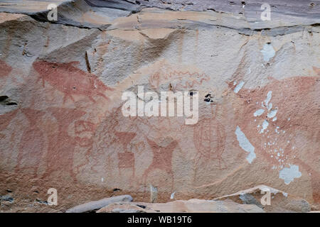 Thailandia, Ubon Ratchathani Provincia, Pha Taem National Park, petroglifi preistorici, arte rupestre, umanoide e figure di animali Foto Stock