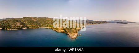 Grecia, il Mare Egeo, Pagasetic Gulf, Penisola Pelion, suono di Trikeri, Baia di Milina di sera Foto Stock