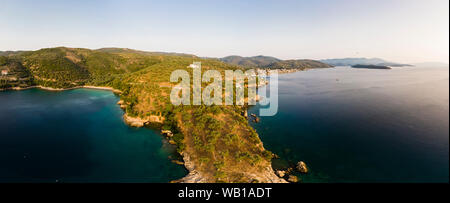 Grecia, il Mare Egeo, Pagasetic Gulf, Penisola Pelion, suono di Trikeri, Baia di Milina di sera Foto Stock