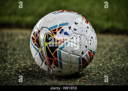 Torino, Italia. Il 22 agosto, 2019. La Palla ufficiale del 2019/20 serie A durante la UEFA Europa League playoff round partita di calcio tra Torino FC e Wolverhampton Wanderers FC.Wolverhampton Wanderers FC ha vinto 2-3 presso lo Stadio Olimpico Grande Torino in Italia Torino, 22 agosto 2019 (foto di Alberto Gandolfo/Pacific Stampa) Credito: Pacific Press Agency/Alamy Live News Foto Stock