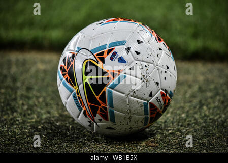 Torino, Italia. Il 22 agosto, 2019. La Palla ufficiale del 2019/20 serie A durante la UEFA Europa League playoff round partita di calcio tra Torino FC e Wolverhampton Wanderers FC.Wolverhampton Wanderers FC ha vinto 2-3 presso lo Stadio Olimpico Grande Torino in Italia Torino, 22 agosto 2019 (foto di Alberto Gandolfo/Pacific Stampa) Credito: Pacific Press Agency/Alamy Live News Foto Stock