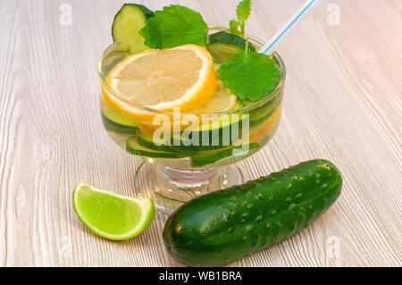 Detox frullato di acqua per la pulizia del corpo Foto Stock