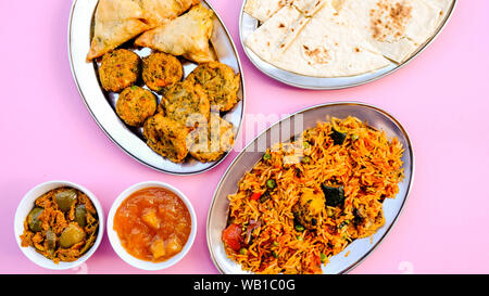 In stile indiano Biryani vegetale pasto con Pakoras, samosa e cipolla Bhajis Foto Stock