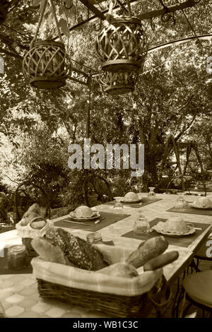 La prima colazione nel sud della Francia, filtrati digitalmente fotografia, Alès, Gard, Francia Foto Stock