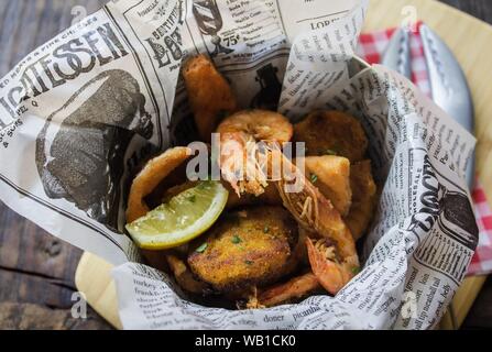 Colpo di gamberi fritti con felafel e limone in una tazza Foto Stock