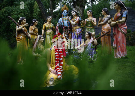 Kathmandu, Nepal. 23 Ago, 2019. Un devoto si siede di fronte a idoli di Krishna e Radha durante il Krishna Janmashtami, l'annuale festival indù che celebra l'anniversario della nascita di Krishna in Kathmandu, Nepal Venerdì 23 Agosto, 2019. Credito: Skanda Gautam/ZUMA filo/Alamy Live News Foto Stock