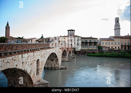 Ponte Pietra di Verona con vista della città vecchia di Verona Foto Stock
