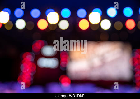 Corlorful bokeh lights out astratta di sfondo focalizzato Foto Stock