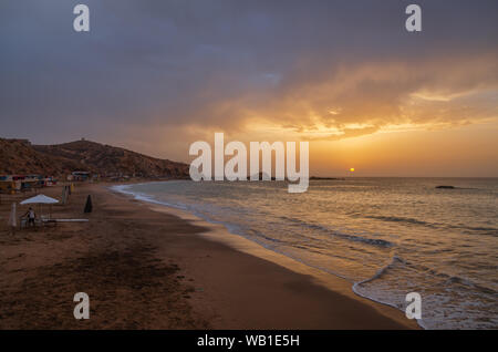 Il tramonto sotto il bel cielo azzurro sulla spiaggia Foto Stock