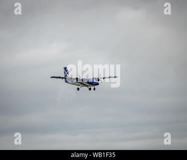 Barra aeroporto, Ebridi Esterne, Scozia. Il Loganair Twin Otter aerei di atterraggio e di decollo in aeroporto. Foto Stock