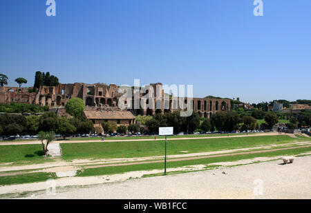Circo Massimo nella Roma antica dove chariot gare si sono svolte con il Palatino in background, tra cui il palazzo imperiale dell'Imperatore Augusto. Foto Stock