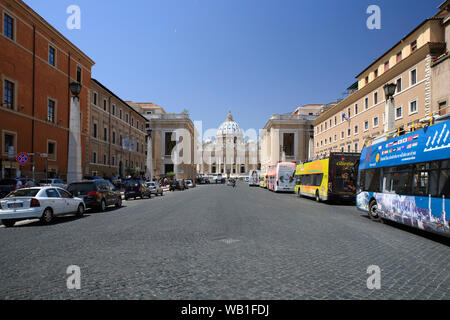 La Basilica di San Pietro e collonade circostante alla Città del Vaticano, Roma Foto Stock