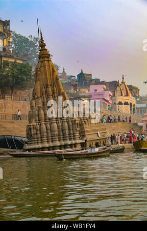 Foschia mattutina sul Fiume Gange, con il wonky riverbank tempio, Varanasi, India, Asia centrale Foto Stock