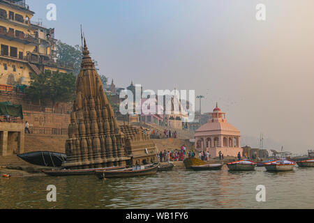 Foschia mattutina sul Fiume Gange, con il wonky riverbank tempio, Varanasi, India, Asia centrale Foto Stock