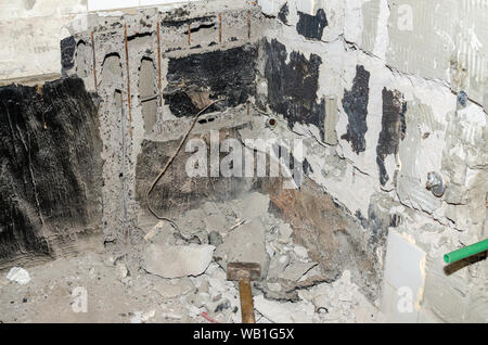 Il martello e il relitto di costruzione in un bagno durante lavori di ristrutturazione Foto Stock