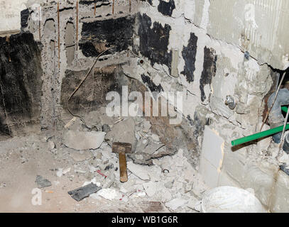 Il martello e il relitto di costruzione in un bagno durante lavori di ristrutturazione Foto Stock
