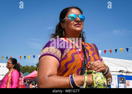 Watford, Regno Unito. Il 23 agosto 2019. Un devoto celebra la nascita di Krishna al Janmashtami festival al Bhaktivedanta Manor Hare Krishna Temple a Watford, Hertfordshire. Il maniero fu donato al Hare Krishna movimento da ex Beatle George Harrison e ospita ogni anno il più grande festival Janmashtami al di fuori dell India. Credito: Stephen Chung / Alamy Live News Foto Stock